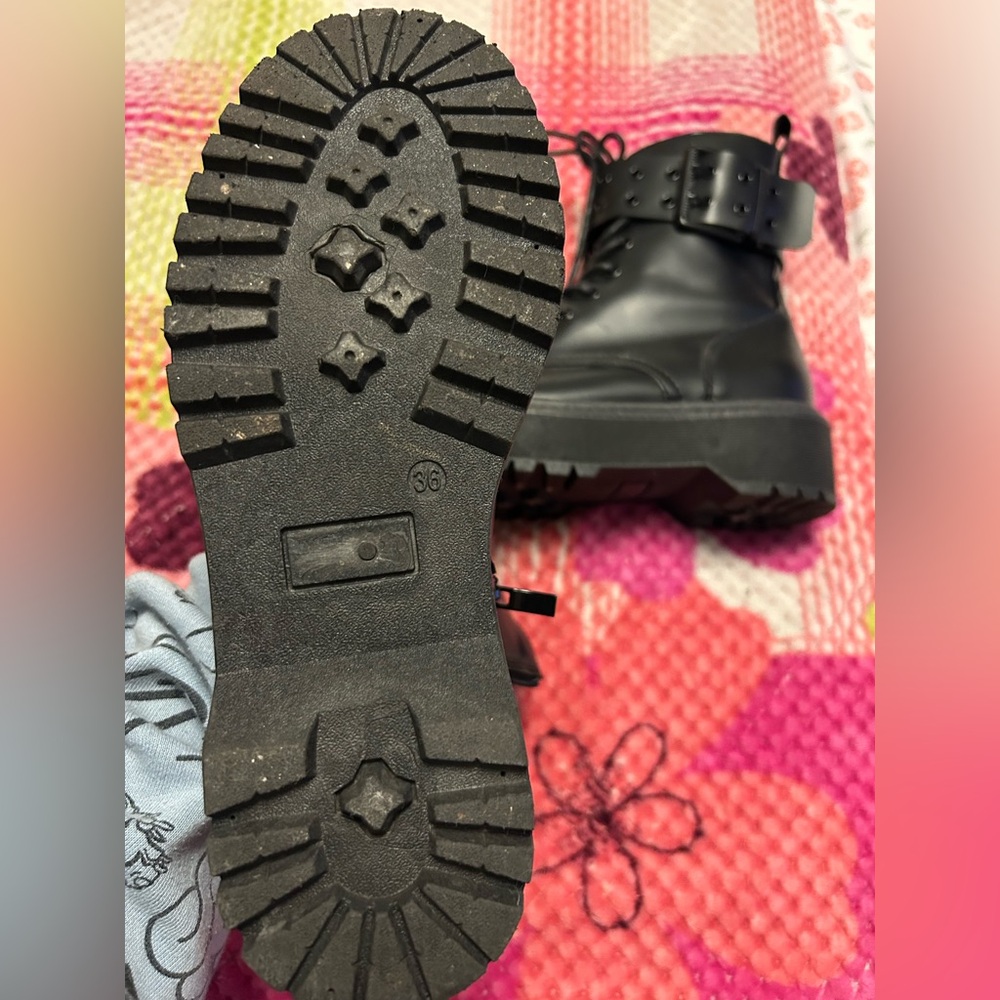 Boots - Picture 3 of 4